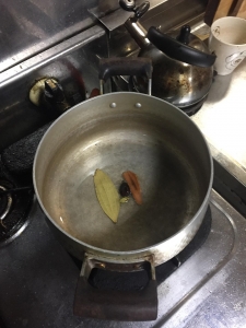鍋にスパイス