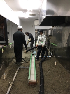 厨房に生コン投入