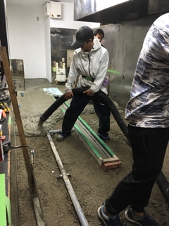 厨房に生コン投入