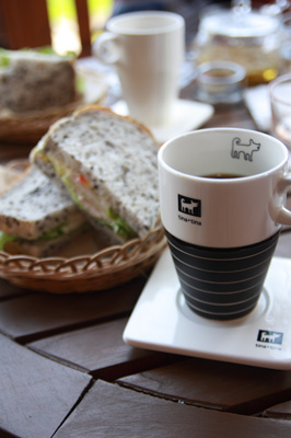 サンドイッチとコーヒー