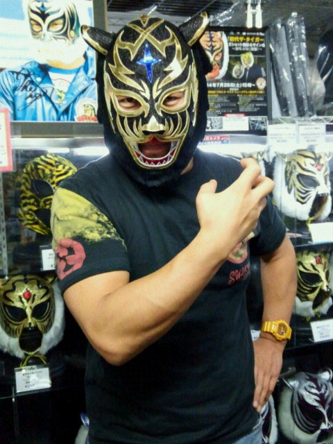 優しい悪魔 ブラック タイガーｖ 御来店 プロレス マスク ワールド Tiger Arts Mask Bankブログ