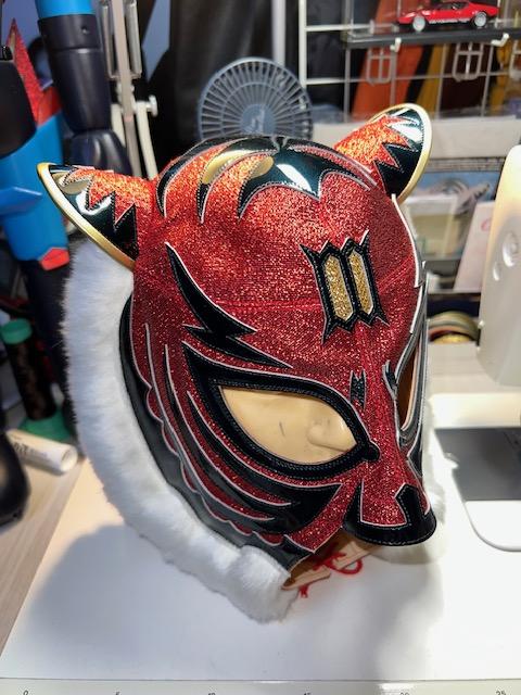 本日限定価格)3代目タイガーマスクの【赤金ハーフラメ】プロレスマスク 初代タイガーマスク Ⅲマーク 金x赤ハーフマスク」 予約開始