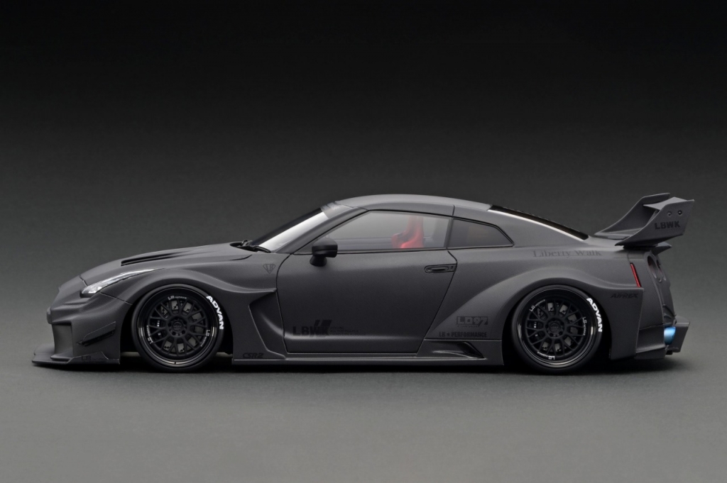 全身ドライカーボン化した 1/18スケール「LB-Silhouette WORKS 35GT-RR