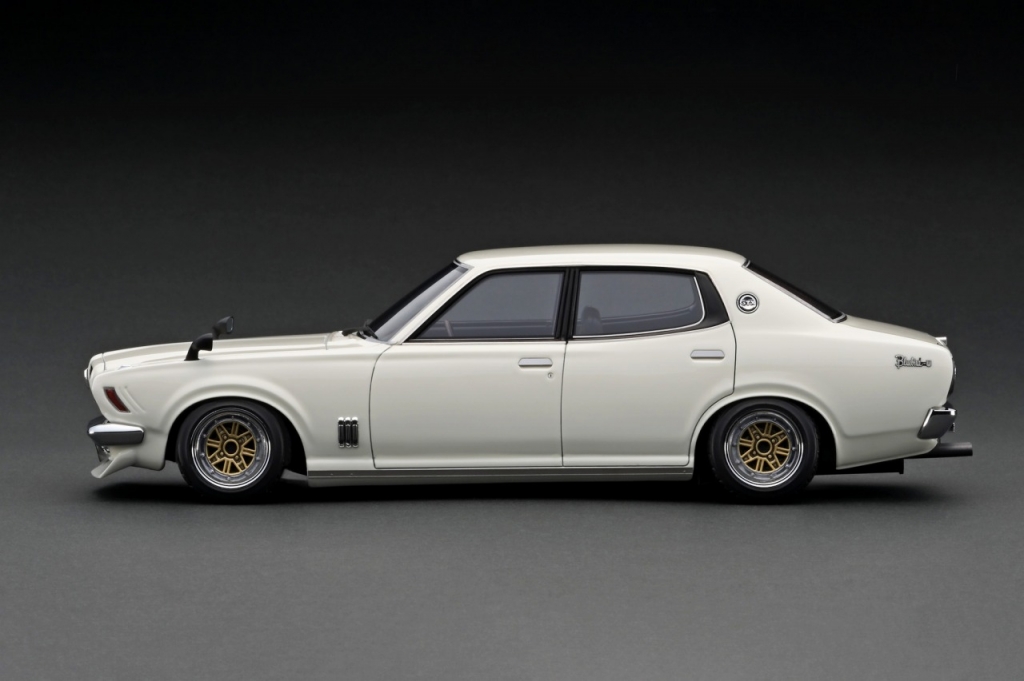 旧車ファン必見！ 1/18スケール「サメブル 4ドア」リリース間近