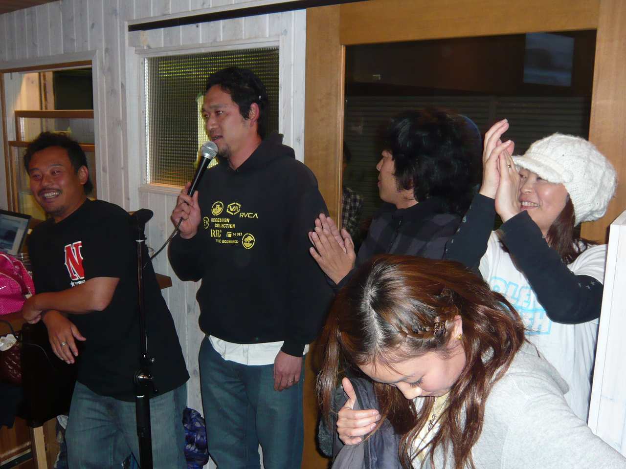 親川信也プロ送別パーティ二次会 ここは鵠沼 鵠沼海岸 これはボディボードね