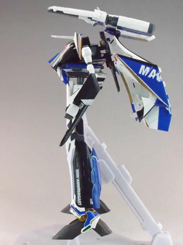 バンダイ 1/72 VF-31J ジークフリード（マクロス35周年塗装機） Amazon | マクロスデルタ VF-31Jジークフリード (マクロス35周年