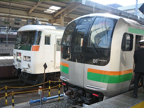 E217系と特急踊り子