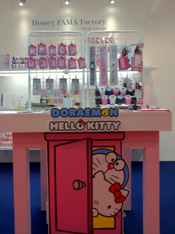 新商品『ドラえもんとキティちゃんグッズ』
