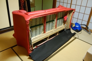 ソファーの裏布をはがした