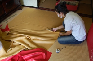 新しい合皮をカット