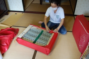 座面の合皮を貼付け