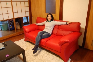 ソファーと妻