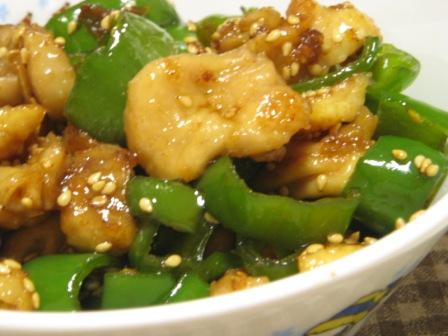 鶏皮とピーマンの甘辛炒め