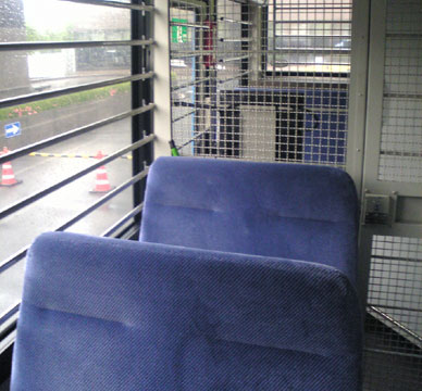 護送バス