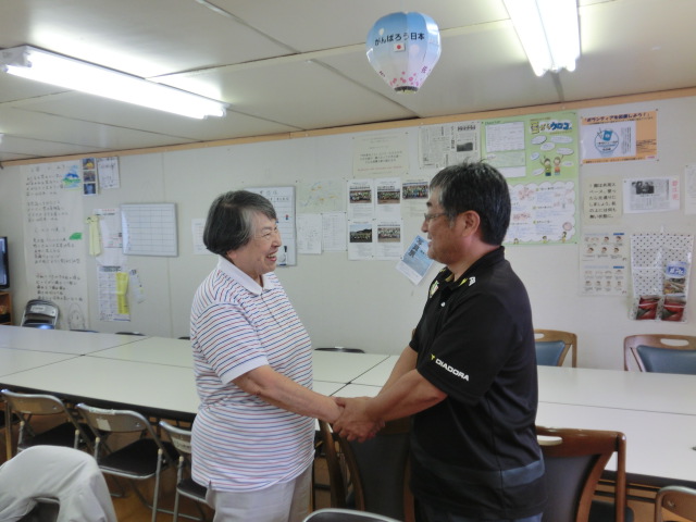 堂本氏と多田理事長の固い握手