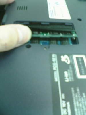 Vaio 背面メモリを斜めに差し込む