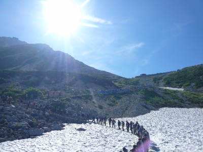 立山 一の越まで賑わい