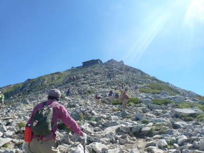 雄山へ向かう岩場