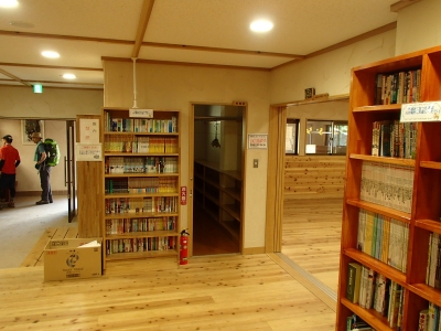 白根御池小屋 本棚