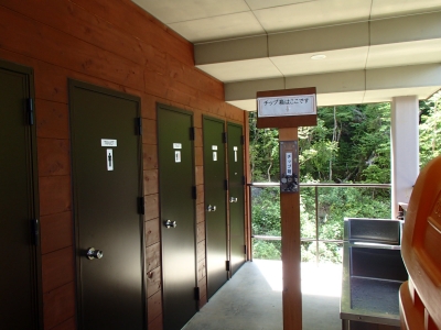 白根御池小屋 外トイレ