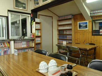 八方池山荘 本棚