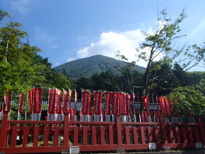 二荒山神社中宮と男体山