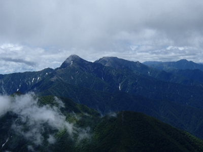 甲斐駒ケ岳から見た北岳間ノ岳