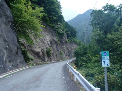 畑薙湖へ向かう道路