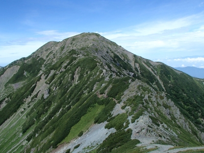 振り返ると中岳山頂が