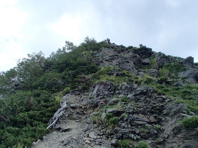 千枚岳付近は岩場も