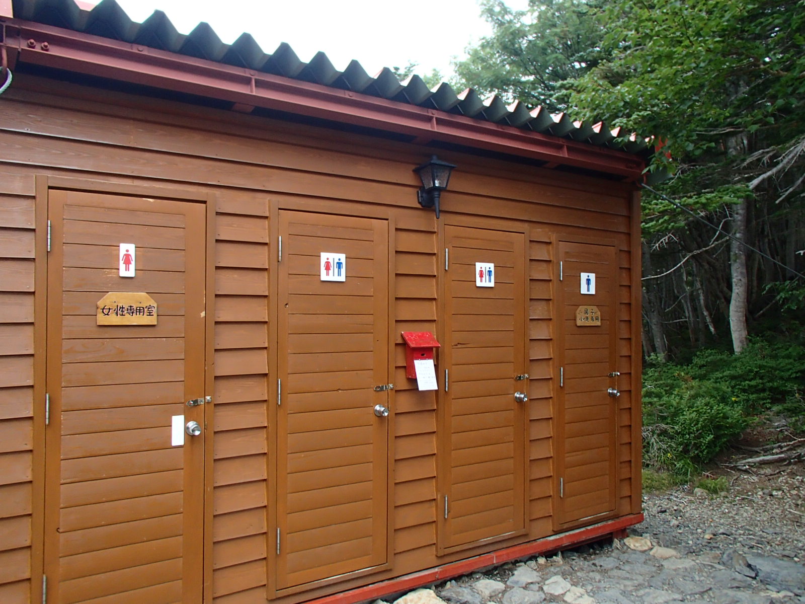 赤石小屋 トイレ.JPG