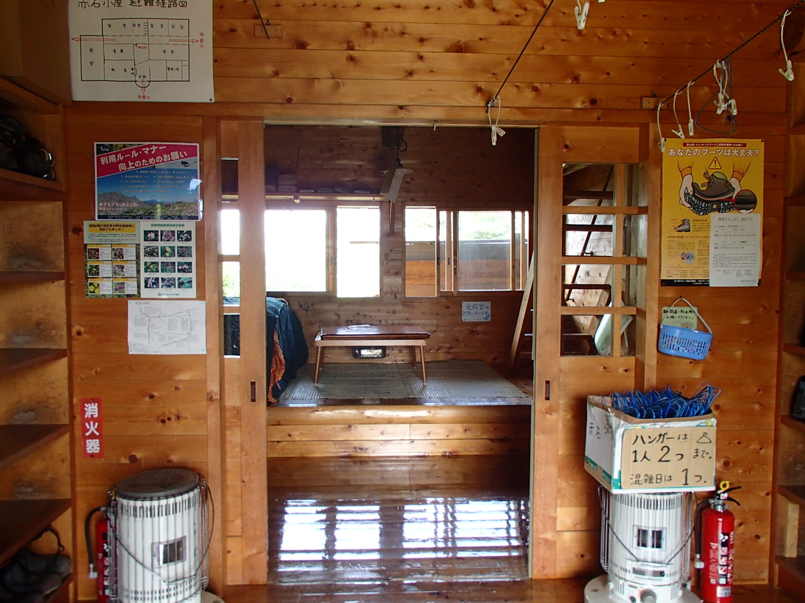 赤石小屋 玄関.JPG