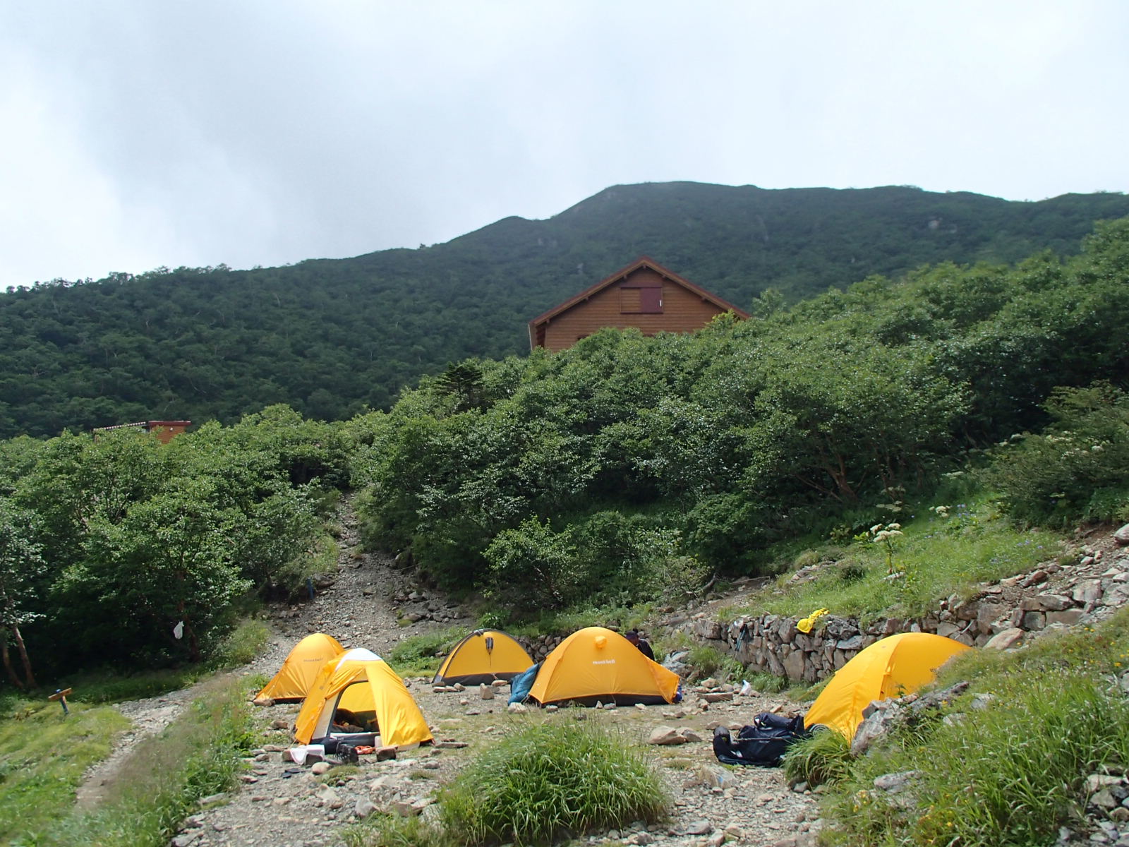 荒川小屋 テント場.JPG