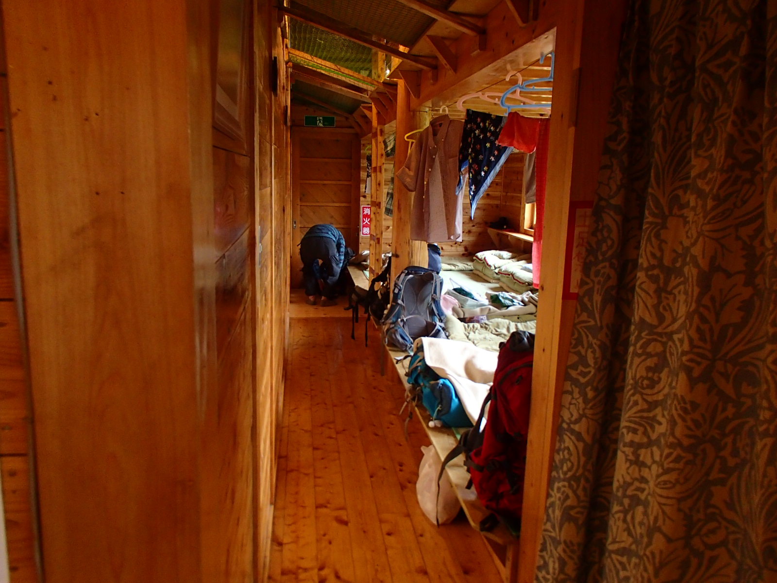 荒川小屋 館内.JPG