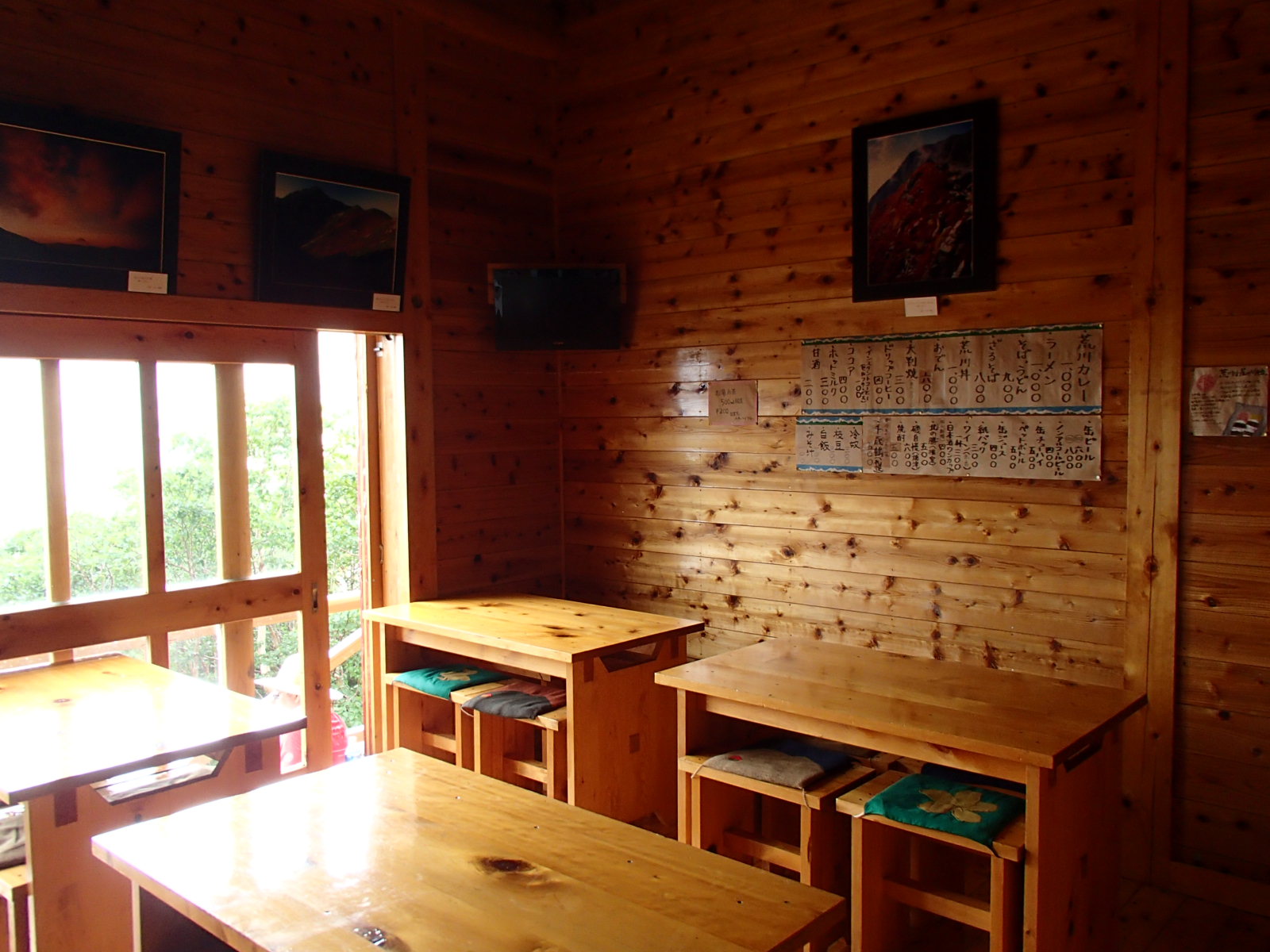 荒川小屋 食堂.JPG
