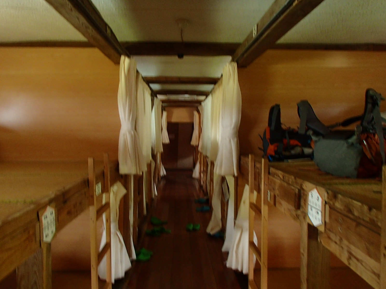 太郎平小屋ベット全体.JPG