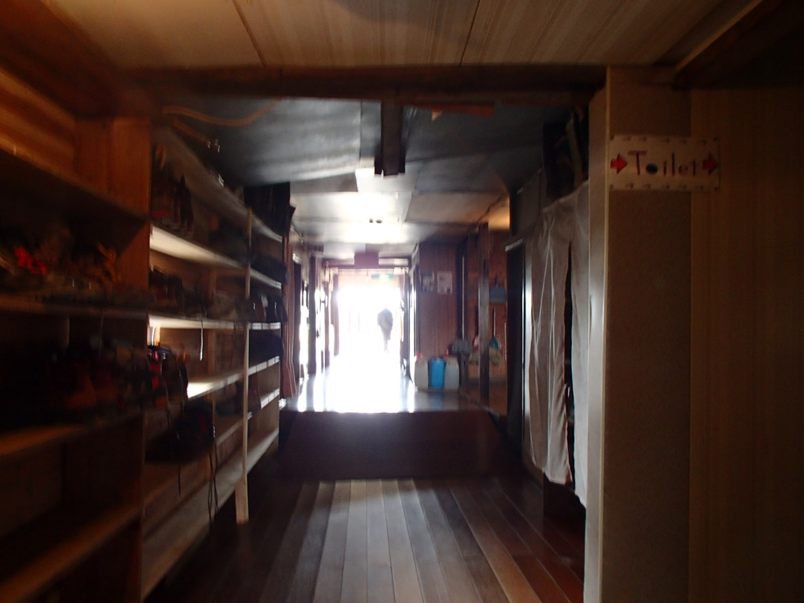 太郎平小屋館内.JPG