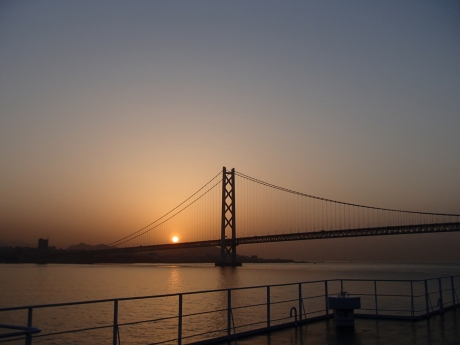 朝日と明石海峡大橋.JPG