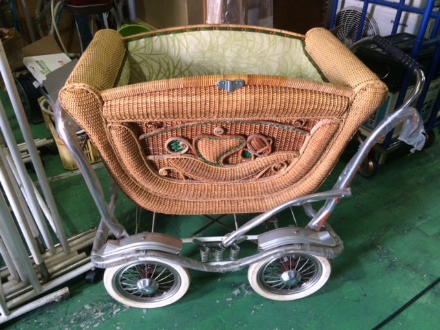 昔なからの籐の乳母車