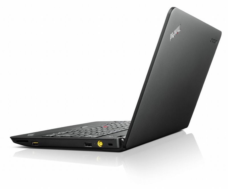 ThinkPad X121e斜め写真