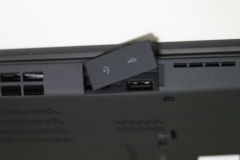ThinkPad X1左側面のポートにはカバー付