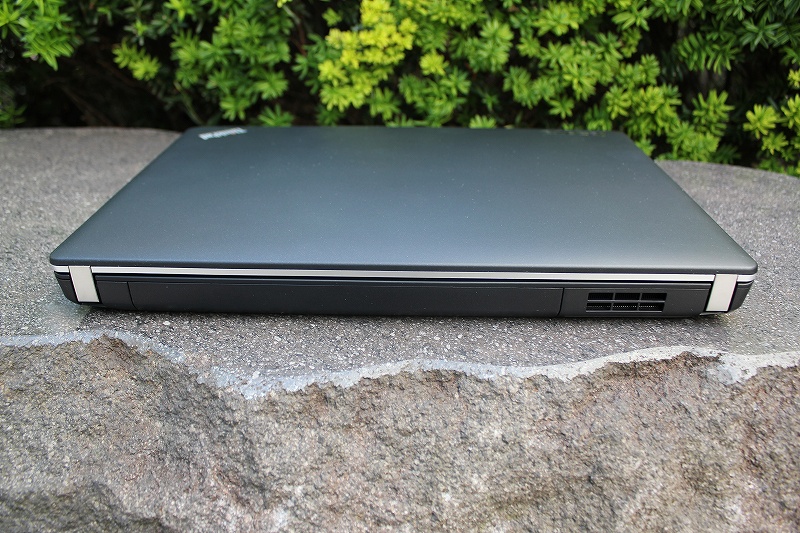 ThinkPad Edge E430の背面
