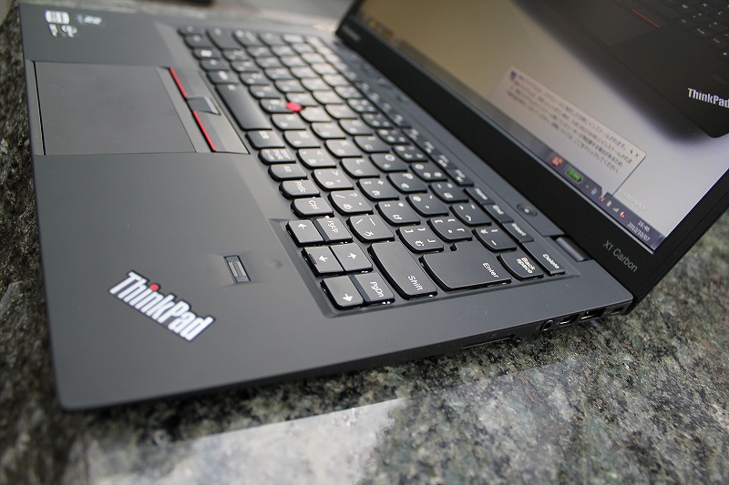ThinkPad X1 Carbon右側