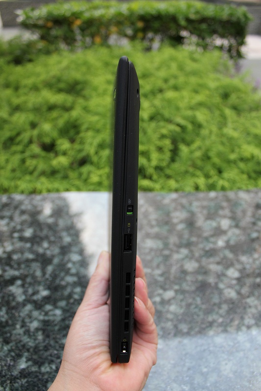 薄いThinkPad X1 Carbon