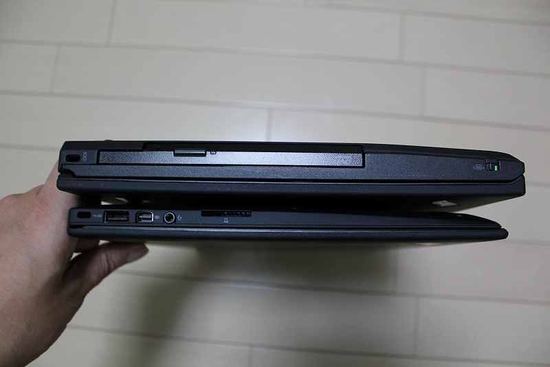 ThinkPad X1 CarbonとT430sの側面の比較(右)