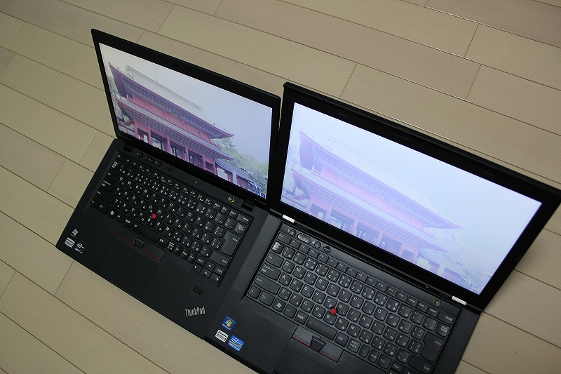 ThinkPad X1 CarbonとT430sの液晶を比較(斜め)