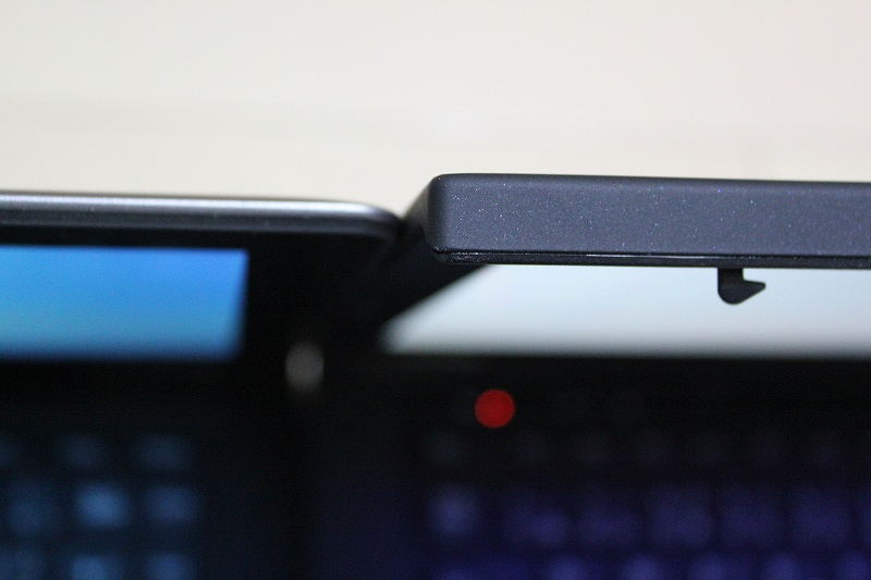 IdeaPad Yoga 13は液晶も薄い