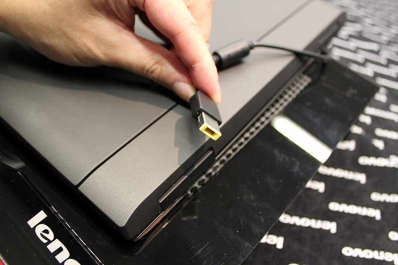 ThinkPad Helixの電源コネクターは長方形