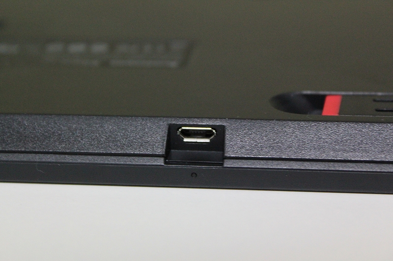 0B47181のmicroUSBポート