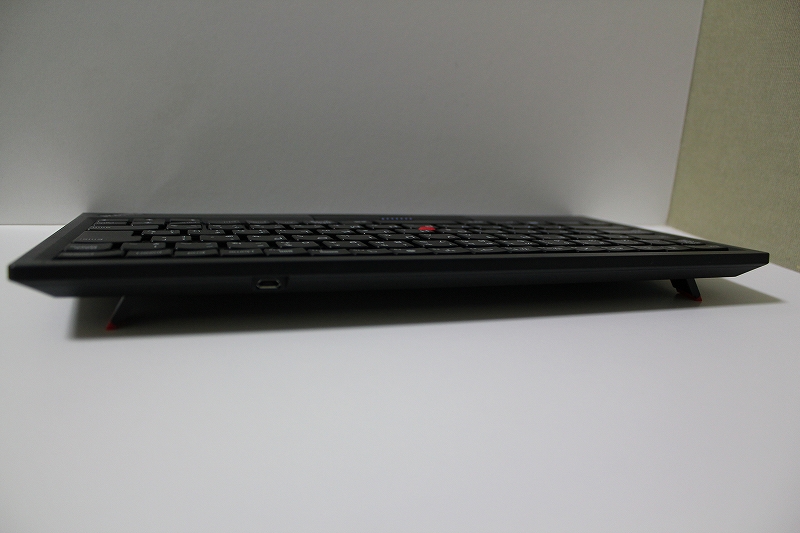 ThinkPad Bluetooth ワイヤレス・トラックポイント・キーボード 側面